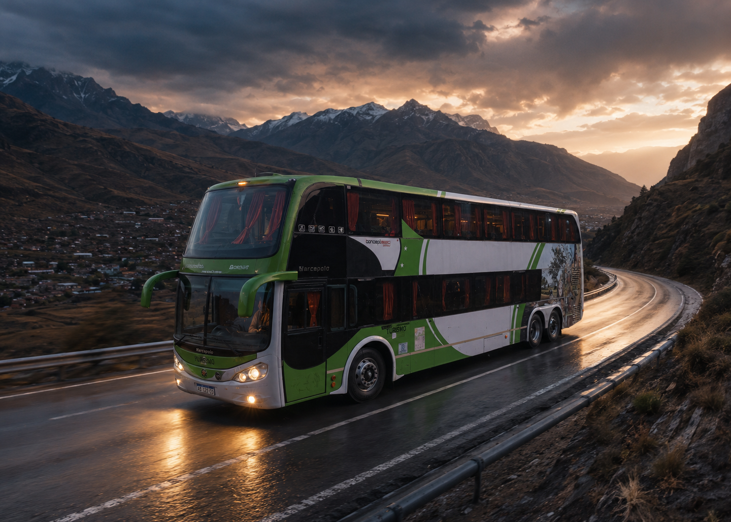 Micro doble piso verde de Matías Tours viajando por la ruta de montaña a Bolivia